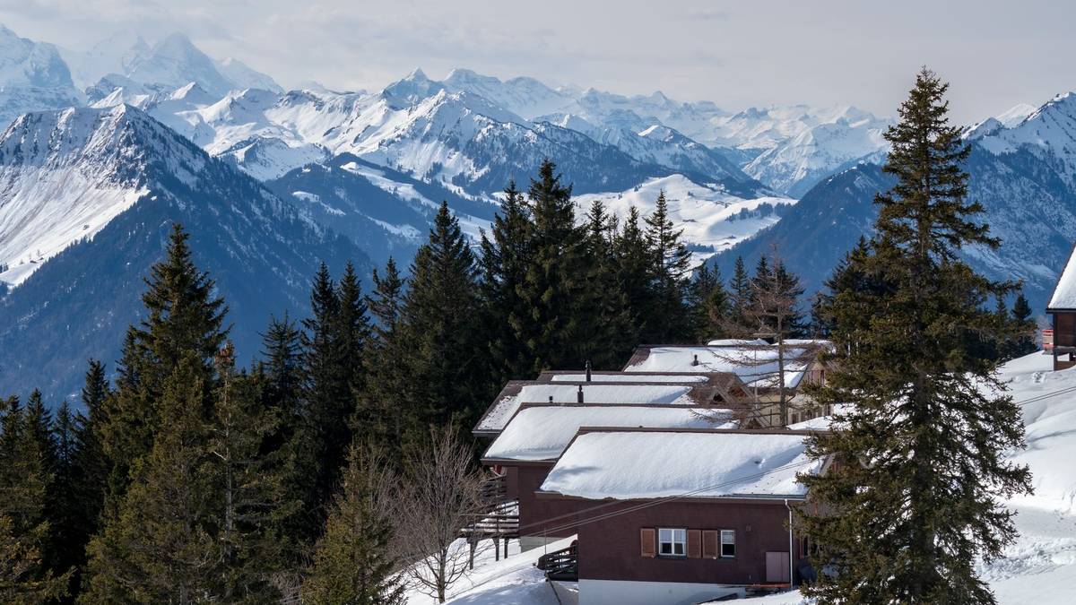 Chalets aux toits enneigés dans un village des Alpes