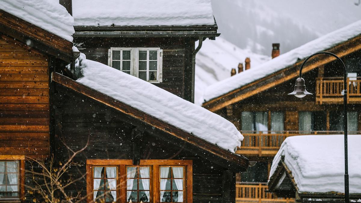 Toitures de chalets couvertes de neige dans une station des Alpes