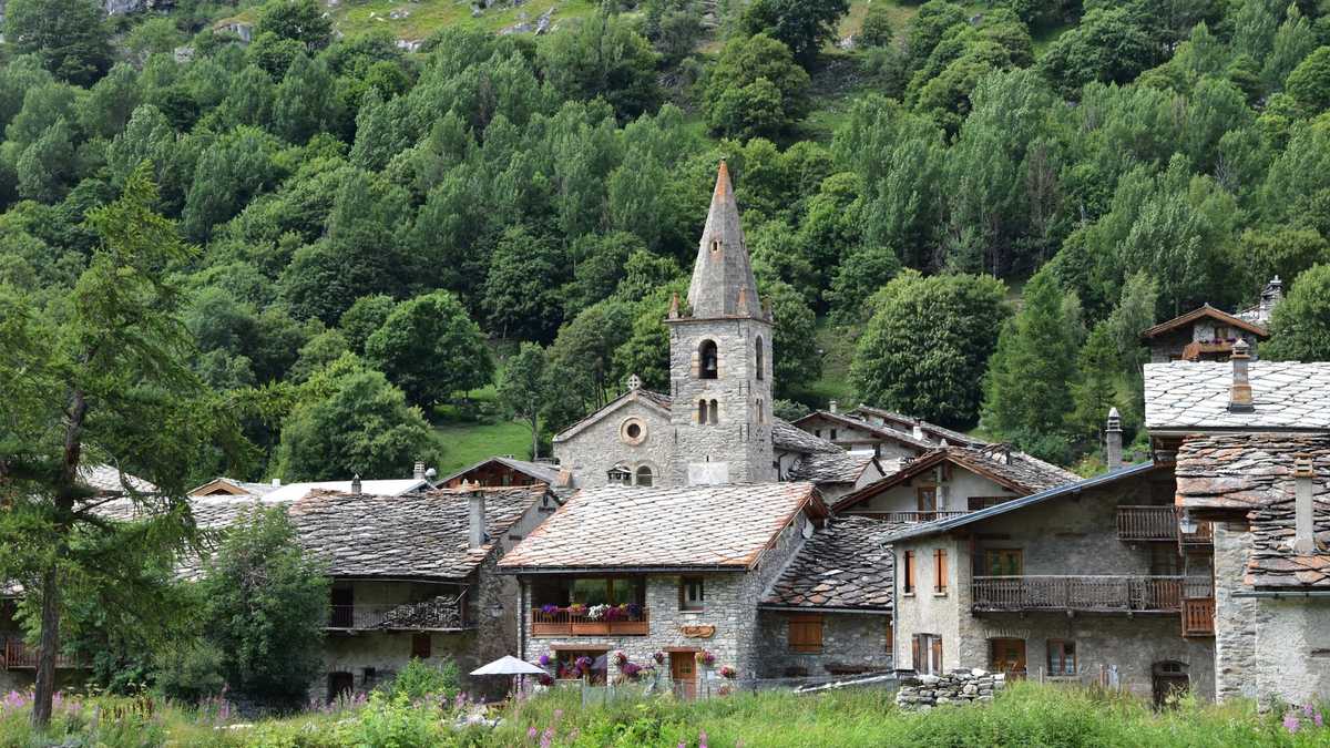 Village de maisons en pierre couvertes de lauze dans le parc de la Vanoise, Savoie